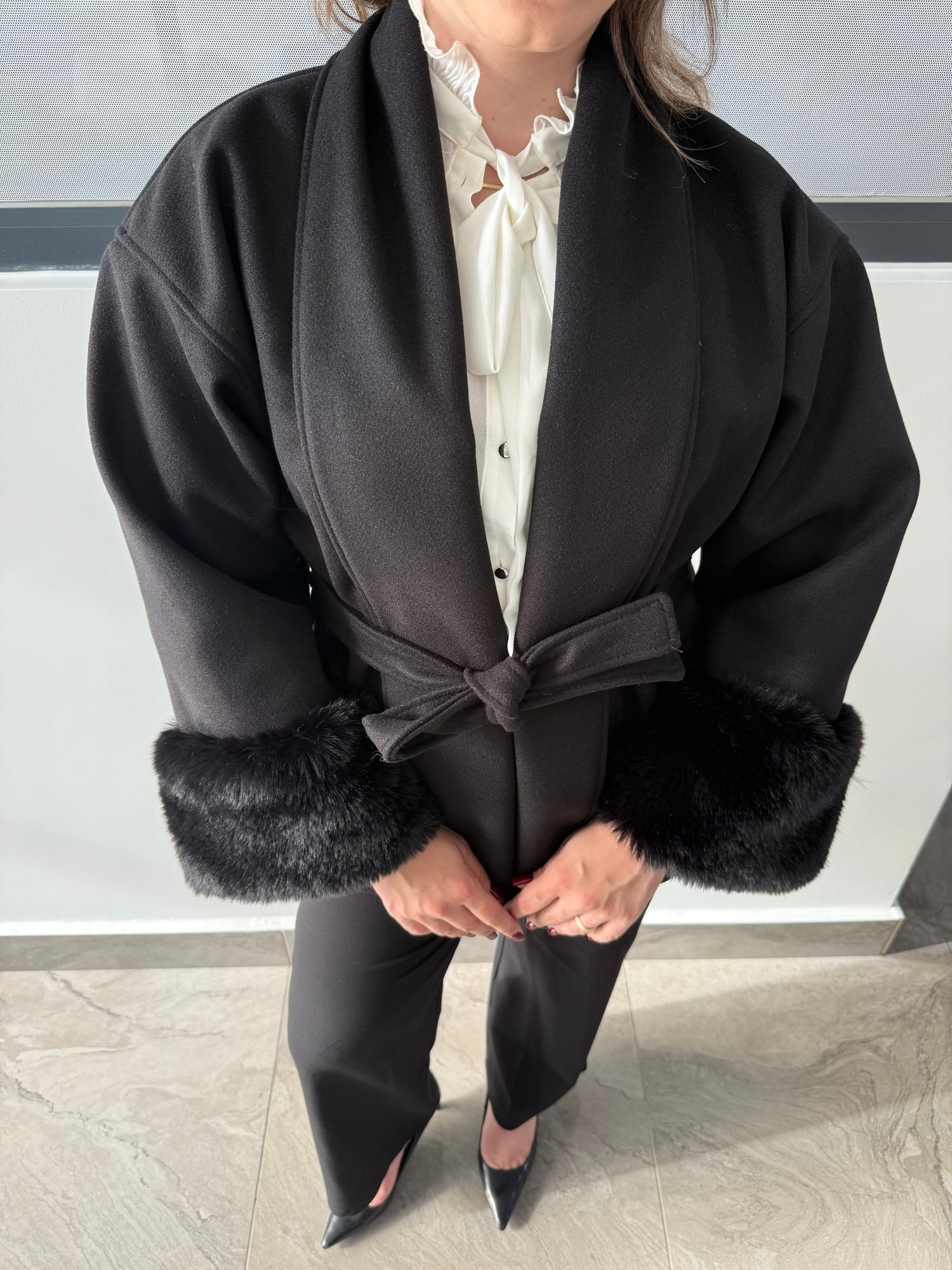 Peluş kol detaylı kaşe kaban